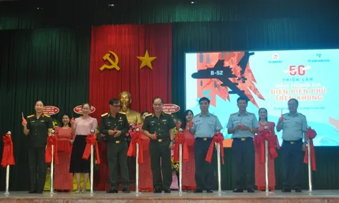 Triển lãm “Bản hùng ca Điện Biên Phủ trên không”