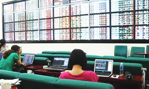 Cổ phiếu ngân hàng bứt phá, VN-Index vượt mốc 1.015 điểm