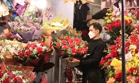 Sôi động thị trường hoa tươi và quà tặng ngày Valentine