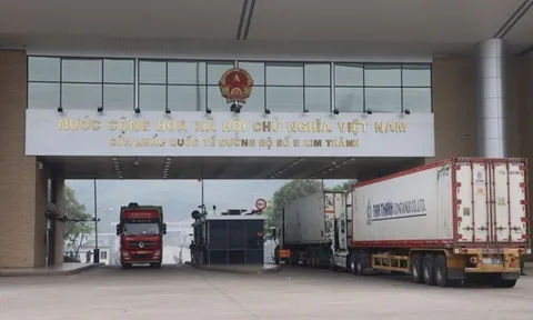 Thanh long, dưa hấu xuất khẩu mạnh qua cửa khẩu Lào Cai