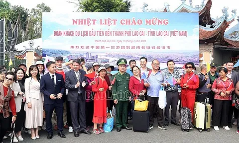 Đón đoàn 80 khách du lịch Trung Quốc đầu tiên qua Cửa khẩu quốc tế Lào Cai