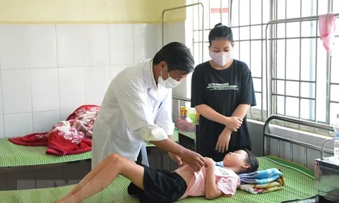 Nhiều học sinh nghi bị ngộ độc sau khi nhận bóng bay từ người lạ