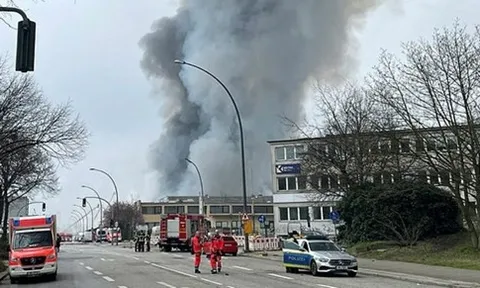 Đức: Sơ tán 140 người do nguy cơ khói độc sau hỏa hoạn tại Hamburg