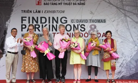 Dấu ấn của họa sĩ David Thomas và Tranh đồ họa của nhóm nghệ sĩ Boston