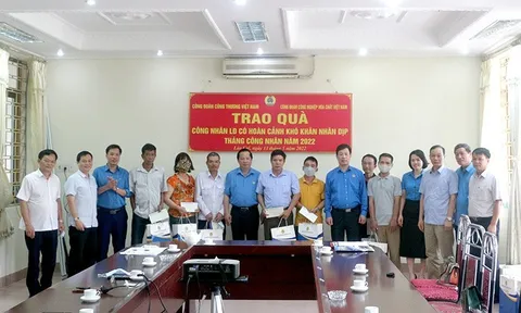 Đại biểu Quốc hội tiếp xúc cử tri là công nhân, lao động nhân Tháng Công nhân