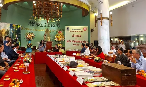Hiến tặng hiện vật cho bảo tàng để đời sống văn chương nối dài