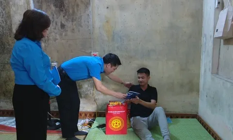2.000 người lao động khó khăn được các cấp công đoàn Thủ đô tặng quà Tháng Công nhân