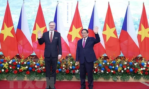 Thủ tướng chủ trì Lễ đón Thủ tướng CH Séc thăm chính thức Việt Nam