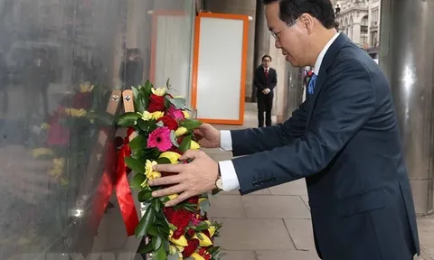 Chủ tịch nước đặt hoa tại Biển tưởng niệm Bác Hồ ở thủ đô London