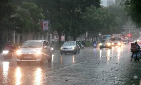 Nhiều khu vực trên cả nước đề phòng mưa lớn, lốc sét, gió giật mạnh