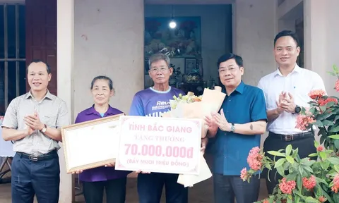 Bí thư Tỉnh ủy Bắc Giang thăm gia đình, tặng quà vận động viên Nguyễn Thị Oanh