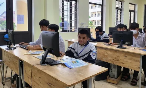 Cảm phục nghị lực vươn lên của cậu học trò xương thủy tinh