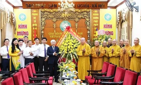 Đồng chí Đỗ Văn Chiến chúc mừng Đại lễ Phật đản năm 2023