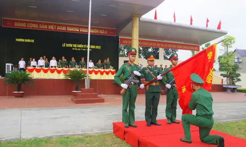 Chiến sĩ mới Trường Quân sự Quân đoàn 2 tuyên thệ dưới quân kỳ quyết thắng