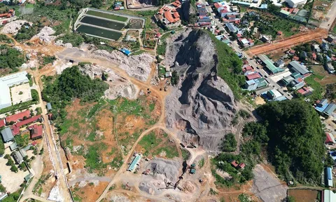 Ngang nhiên khai thác khoáng sản trái phép