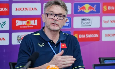 HLV Troussier hài lòng với lối chơi của đội tuyển Việt Nam