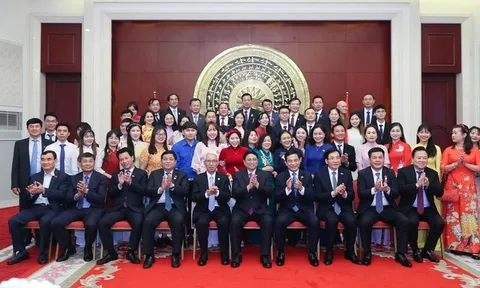 Thủ tướng thăm Đại sứ quán và gặp gỡ cộng đồng người Việt Nam tại Trung Quốc