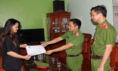 Trao trả giấy tờ dự thi tốt nghiệp THPT cho thí sinh đánh rơi