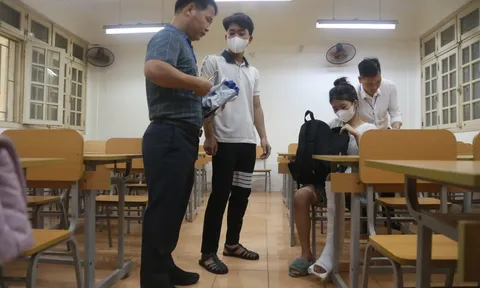 Xúc động cảnh nữ sinh gãy chân được tình nguyện viên cõng vào phòng thi