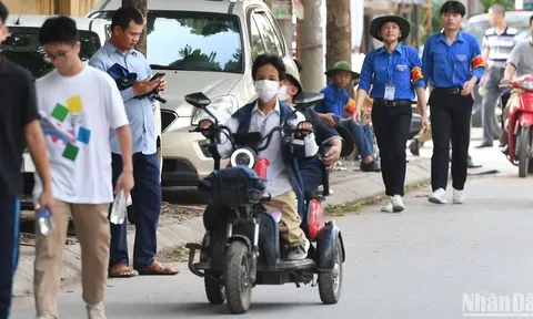 Xúc động hình ảnh cha con "xương thủy tinh" cùng nhau tới trường thi