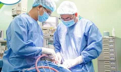 Hành trình tìm lại khuôn mặt xinh đẹp cho bé gái có u hắc tố khổng lồ