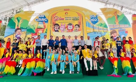 Hướng nghiệp, trao học bổng tặng thiếu nhi An Giang