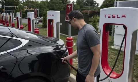 Các nhà sản xuất trạm sạc EV phản đối áp dụng tiêu chuẩn Tesla