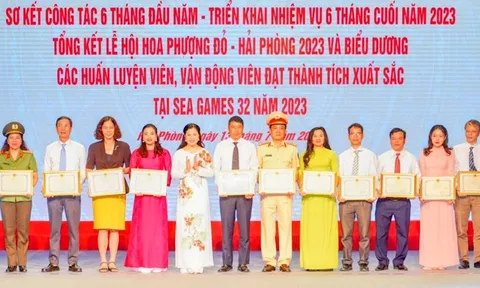 Khen thưởng thành tích tổ chức Lễ hội Hoa phượng đỏ và tham dự SEA Games 32