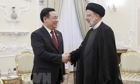 Chủ tịch Quốc hội Vương Đình Huệ hội kiến Tổng thống Iran