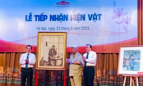 Tiếp nhận tranh về Chủ tịch Hồ Chí Minh của họa sĩ Văn Giáo