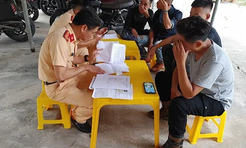 Ngăn chặn đoàn xe mô-tô phân khối lớn lao trên cao tốc, đâm bị thương Cảnh sát giao thông