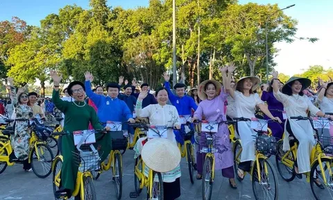 Mang áo dài kết nối du lịch với di sản Hà Nội