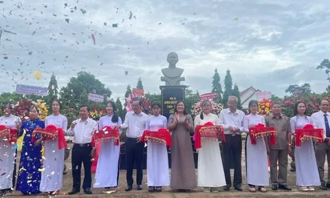 Bến Tre khánh thành tượng nữ sĩ Sương Nguyệt Anh