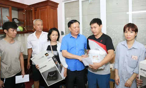 Bí thư Thành ủy Hà Nội thăm, động viên và trao hỗ trợ cho nạn nhân vụ cháy chung cư mini tại quận Thanh Xuân