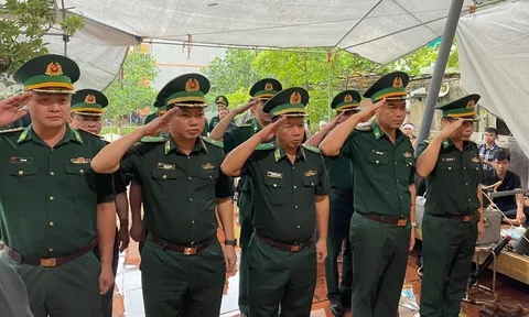 Thăm, viếng, chia buồn với thân nhân gia đình quân nhân Bộ đội Biên Phòng gặp nạn trong vụ cháy chung cư mini tại phố Khương Hạ
