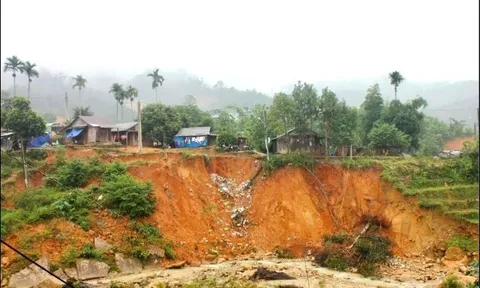 Chủ động ứng phó sạt lở ở các huyện miền núi Quảng Nam: Cần giải pháp căn cơ, lâu dài