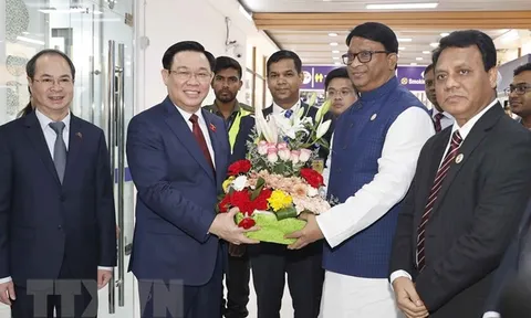Chủ tịch Quốc hội đến Dhaka, bắt đầu thăm chính thức CHND Bangladesh