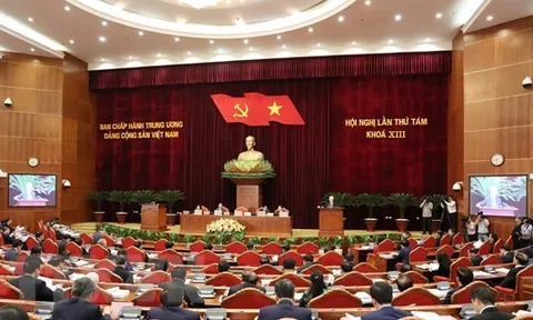 Cách chức tất cả các chức vụ trong Đảng đối với ông Lê Đức Thọ và ông Trịnh Văn Chiến