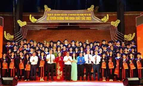96 thủ khoa đại học năm 2023 của Thủ đô ghi danh sổ vàng tại Văn Miếu