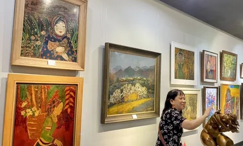 Thưởng lãm các tác phẩm hội họa và điêu khắc qua Triển lãm “Màu nắng”