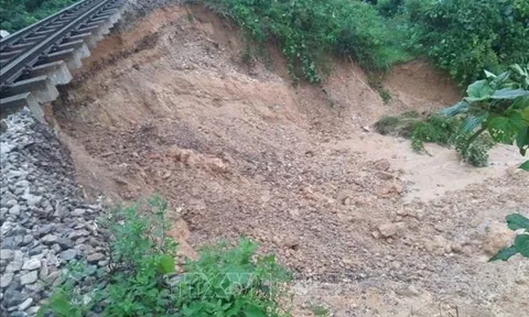 Đường sắt Bắc Nam bị sạt lở, ngập lụt nhiều đoạn do mưa lớn kéo dài