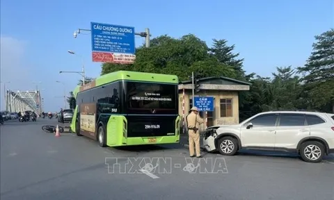 Tai nạn liên hoàn tại đường dẫn lên cầu Chương Dương (Hà Nội) gây ùn tắc giờ cao điểm