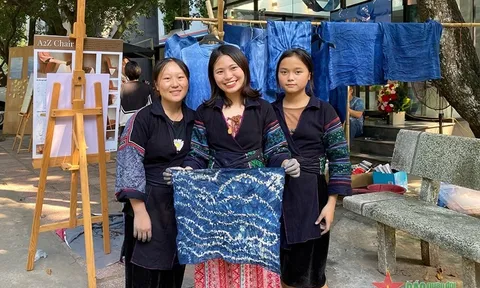 Cùng thiếu nữ vùng cao nhuộm sắc chàm ngay giữa lòng Hà Nội