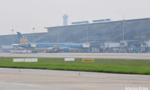 Sương mù dày đặc, hàng chục chuyến bay ở Nội Bài phải chuyển hướng