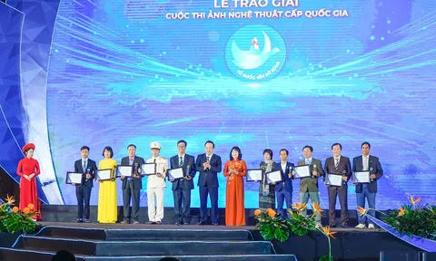Trao giải Cuộc thi Ảnh nghệ thuật cấp Quốc gia “Tổ quốc bên bờ sóng”