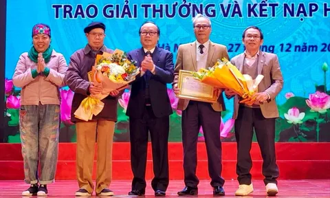 Hội Nhà văn Hà Nội trao giải thưởng các tác giả, tác phẩm văn học xuất sắc