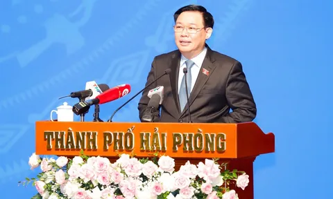 Chủ tịch Quốc hội Vương Đình Huệ tiếp xúc cử tri công nhân lao động tại Hải Phòng