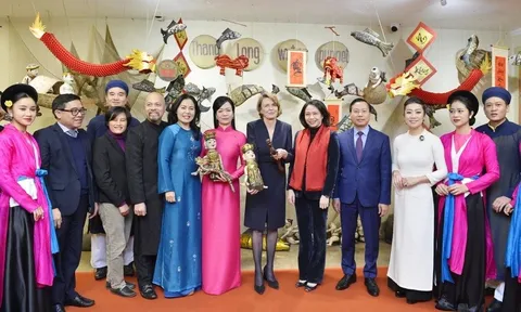 Phu nhân Chủ tịch nước và Phu nhân Tổng thống Đức xem múa rối nước