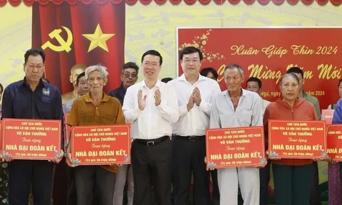 Chủ tịch nước Võ Văn Thưởng chúc Tết nhân dân, cán bộ, chiến sỹ tại Đồng Tháp