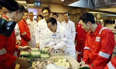 Chủ tịch nước Võ Văn Thưởng chúc Tết người lao động trên giàn khoan dầu khí